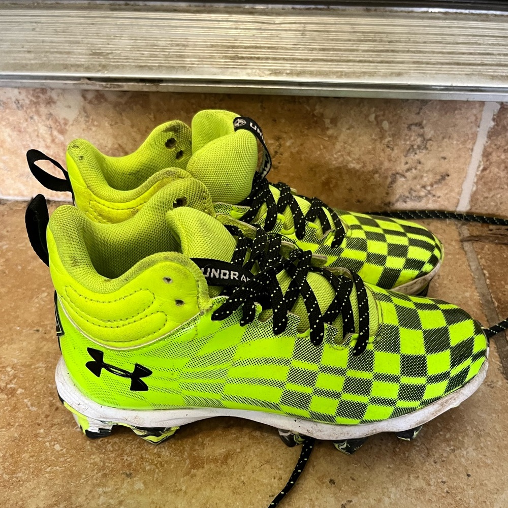 Under Armour Football Cleats: Size 2.5Y